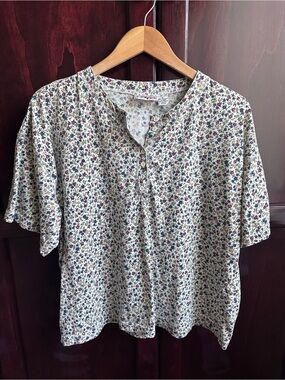 Vintage chic Short-Sleeve Henley Top with Floral Print